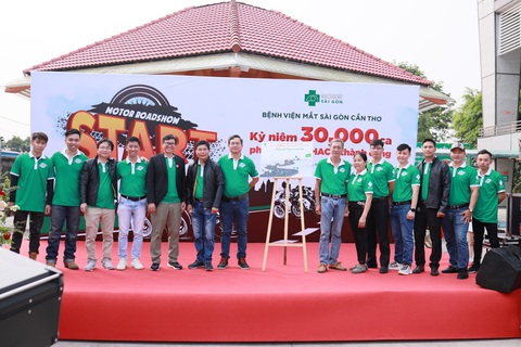 Bệnh viện Mắt Sài Gòn Cần Thơ phẫu thuật thành công 30 ngàn ca đục thủy tinh thể - Ảnh 1. Ban lãnh đạo TĐ Y khoa Sài Gòn cùng các bác sĩ, bệnh nhân khai mạc chương trình- Ảnh: BV cung cấp