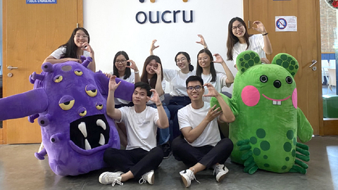 Đưa khoa học đến gần người trẻ - Ảnh 1. Linh Tú và Phương Thanh (hàng sau, từ trái qua) cùng các thành viên thực hiện dự án Collab Lab đều thuộc thế hệ Z - Ảnh: NVCC