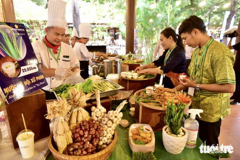 "Điểm danh" những món ngon 3 miền tại lễ hội văn hóa ẩm thực - Ảnh 1. Để phù hợp ẩm thực của người miền Nam, các món ăn được điều chỉnh để đảm bảo khẩu vị và giá trị dinh dưỡng - Ảnh: T.T.D.