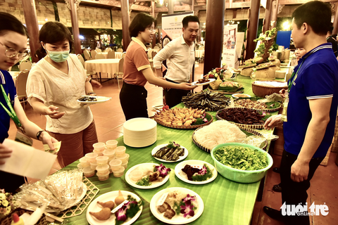 "Điểm danh" những món ngon 3 miền tại lễ hội văn hóa ẩm thực - Ảnh 2. Khách chọn món đặc sản Quảng Ninh như thịt trâu xé tay, nem ghẹ Trà Cổ - Ảnh: T.T.D.