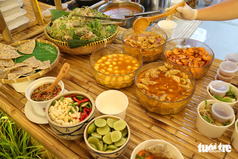 "Điểm danh" những món ngon 3 miền tại lễ hội văn hóa ẩm thực - Ảnh 3. Mì quảng miền Trung được bài trí bắt mắt - Ảnh: PHƯƠNG QUYÊN