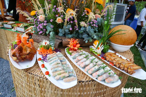 "Điểm danh" những món ngon 3 miền tại lễ hội văn hóa ẩm thực - Ảnh 6. Các món ngon của ba miền hấp dẫn thực khách - Ảnh: PHƯƠNG QUYÊN