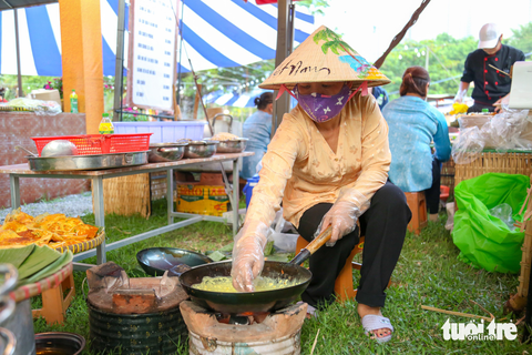"Điểm danh" những món ngon 3 miền tại lễ hội văn hóa ẩm thực - Ảnh 10. Các đầu bếp không ngưng tay để kịp làm ra những phần ăn nóng hổi - Ảnh: PHƯƠNG QUYÊN