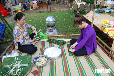 Xem dệt chiếu cói , nướng bánh phồng, làm bánh phục linh... tại lễ hội văn hóa ẩm thực - Ảnh 2. Gói bánh tét chuối ngay tại lễ hội - Ảnh: PHƯƠNG QUYÊN