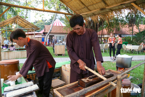 Xem dệt chiếu cói , nướng bánh phồng, làm bánh phục linh... tại lễ hội văn hóa ẩm thực - Ảnh 4. Quy trình làm đậu hũ được thực hiện ngay tại lễ hội - Ảnh: PHƯƠNG QUYÊN