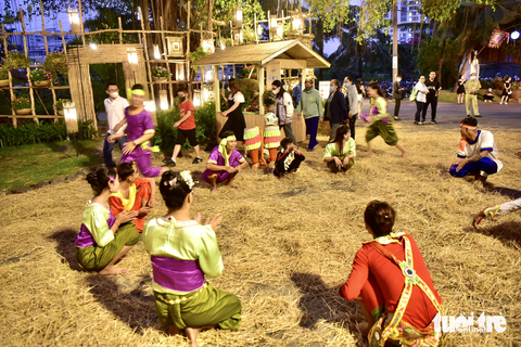Xem dệt chiếu cói , nướng bánh phồng, làm bánh phục linh... tại lễ hội văn hóa ẩm thực - Ảnh 6. Trò chơi dân gian của đoàn Sóc Trăng tại cổng ra vào khu du lịch Văn Thánh - Ảnh: T.T.D.
