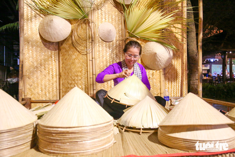 Xem dệt chiếu cói , nướng bánh phồng, làm bánh phục linh... tại lễ hội văn hóa ẩm thực - Ảnh 7. Nghệ nhân Ánh Hồng (Bình Định) đến với lễ hội để quảng bá nghề làm nón lá mà cô gắn bó 30 năm qua - Ảnh: PHƯƠNG QUYÊN