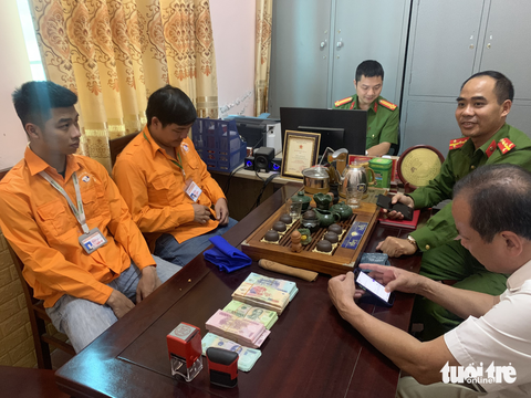 Phụ xe buýt trả lại 190 triệu đồng cho người đánh rơi - Ảnh 1. Phụ xe buýt trả lại 190 triệu đồng cho người đánh rơi - Ảnh 1.
