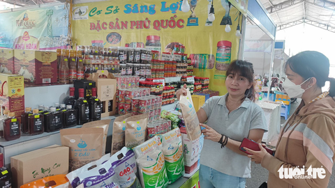 Người dân TP.HCM đội nắng đi săn đặc sản khắp nơi đưa về, còn được tặng thêm cá cảnh - Ảnh 2. Người dân TP.HCM đội nắng đi săn đặc sản khắp nơi đưa về, còn được tặng thêm cá cảnh - Ảnh 2.