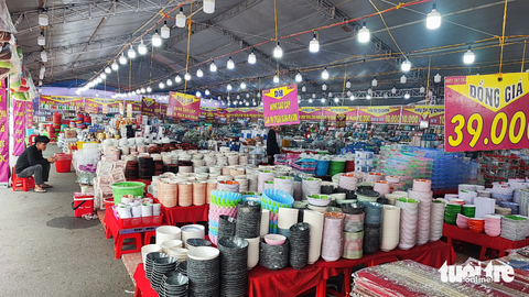 Người dân TP.HCM đội nắng đi săn đặc sản khắp nơi đưa về, còn được tặng thêm cá cảnh - Ảnh 5. Người dân TP.HCM đội nắng đi săn đặc sản khắp nơi đưa về, còn được tặng thêm cá cảnh - Ảnh 5.