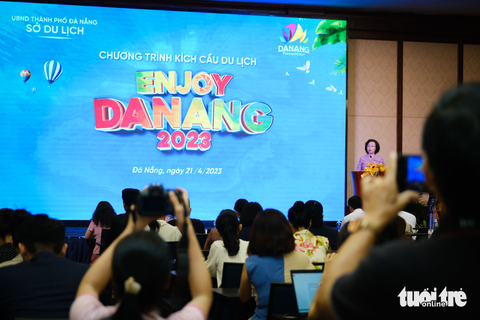 Đà Nẵng sôi động các lễ hội mùa du lịch hè 2023 - Ảnh 1. Bà Ngô Thị Kim Yến, phó chủ tịch UBND TP Đà Nẵng, thông tin chương trình kích cầu du lịch hè Đà Nẵng 2023 - Ảnh: TẤN LỰC
