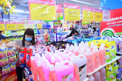 Siêu thị Việt đồng hành doanh nghiệp Việt - Ảnh 3. Khi mua các sản phẩm b ột và nước giặt Ariel, Tide, nước xả vải Downy, xà bông Safeguard, dầu gội Pantene... mỗi người tiêu dùng đã đóng góp đến 30 lít nước sạch cho các gia đình thiếu nước sạch trên cả nước - Ảnh: QUANG ĐỊNH