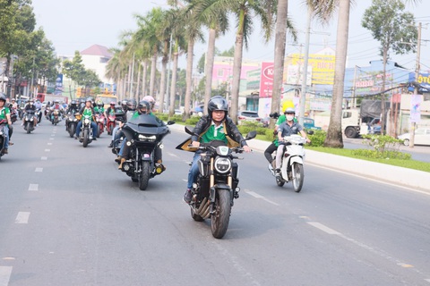 Bệnh viện Mắt Sài Gòn Cần Thơ phẫu thuật thành công 30 ngàn ca đục thủy tinh thể - Ảnh 2. Đoàn motor diễu hành từ các tuyến đường trung tâm thành phố đến Phòng khám MSG Thốt Nốt- Ảnh: BV cung cấp