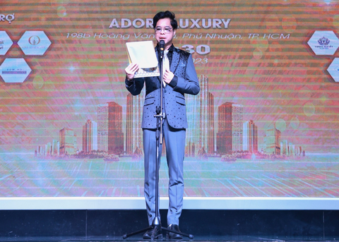 Jennifer Phạm chọn style lạ tại họp báo Hoa hậu Quý bà Việt Nam toàn cầu 2023 - Ảnh 3. Jennifer Phạm chọn style lạ tại họp báo Hoa hậu Quý bà Việt Nam toàn cầu 2023 - Ảnh 3.