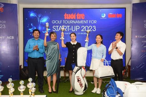 Trực tuyến đêm gala Golf for Start-Up 2023: Cơ hội chia sẻ ý tưởng - Ảnh 4. Các Golfer nữ nhận giải - Ảnh: Quang Định