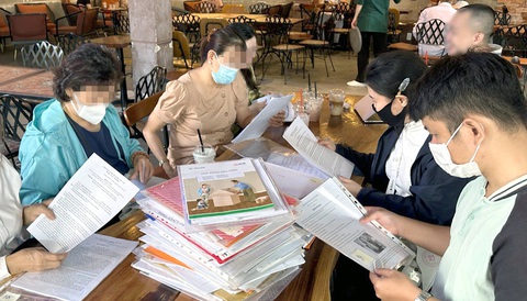 Người dân làm đơn tố cáo bị tư vấn sai về bảo hiểm nhân thọ - Ảnh: BÔNG MAI Người dân làm đơn tố cáo bị tư vấn sai về bảo hiểm nhân thọ - Ảnh: BÔNG MAI