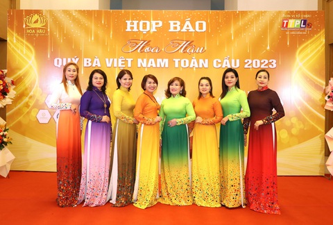 Jennifer Phạm chọn style lạ tại họp báo Hoa hậu Quý bà Việt Nam toàn cầu 2023 - Ảnh 5. Jennifer Phạm chọn style lạ tại họp báo Hoa hậu Quý bà Việt Nam toàn cầu 2023 - Ảnh 5.