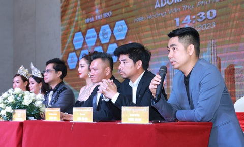 Jennifer Phạm chọn style lạ tại họp báo Hoa hậu Quý bà Việt Nam toàn cầu 2023 - Ảnh 4. Jennifer Phạm chọn style lạ tại họp báo Hoa hậu Quý bà Việt Nam toàn cầu 2023 - Ảnh 4.
