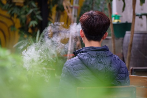 Một học sinh ở Hà Nội đang sử dụng thuốc lá điện tử - Ảnh: NGUYÊN BẢO Một học sinh ở Hà Nội đang sử dụng thuốc lá điện tử - Ảnh: NGUYÊN BẢO