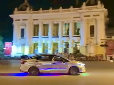 Khởi tố tài xế biểu diễn drift gây náo loạn trước Nhà hát lớn Hà Nội - Ảnh 3. Khởi tố tài xế biểu diễn drift gây náo loạn trước Nhà hát lớn Hà Nội - Ảnh 3.