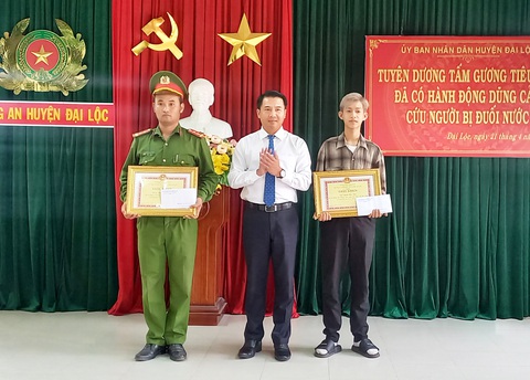 Khen thưởng đại úy Nguyễn Phước Đạt bơi ra sông cứu người tự tử - Ảnh 1. Khen thưởng đại úy Nguyễn Phước Đạt bơi ra sông cứu người tự tử - Ảnh 1.