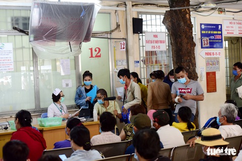 TP.HCM khan hiếm vắc xin ngừa dại, người dân chật vật tìm nơi tiêm - Ảnh 1. TP.HCM khan hiếm vắc xin ngừa dại, người dân chật vật tìm nơi tiêm - Ảnh 1.