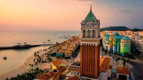 Chủ tịch World Travel Awards: “Thiết kế của Thị trấn Hoàng Hôn mang vẻ đẹp phi thường” - Ảnh 2. Chủ tịch World Travel Awards: “Thiết kế của Thị trấn Hoàng Hôn mang vẻ đẹp phi thường” - Ảnh 2.