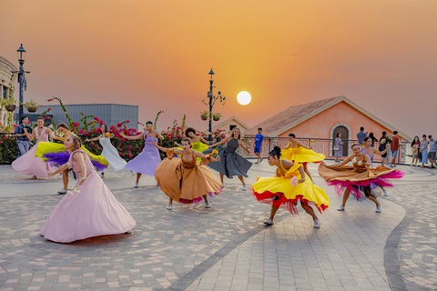 Chủ tịch World Travel Awards: “Thiết kế của Thị trấn Hoàng Hôn mang vẻ đẹp phi thường” - Ảnh 5. Chủ tịch World Travel Awards: “Thiết kế của Thị trấn Hoàng Hôn mang vẻ đẹp phi thường” - Ảnh 5.