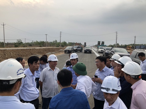 Kiểm tra công trường cao tốc, thứ trưởng sốt ruột với nhà thầu - Ảnh 1. Kiểm tra công trường cao tốc, thứ trưởng sốt ruột với nhà thầu - Ảnh 1.