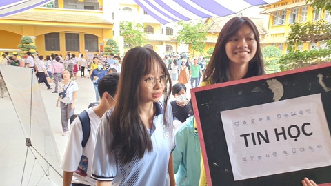 Tuyển sinh lớp 10 tại TP.HCM: công bố chỉ tiêu từng trường - Ảnh 1. Phụ huynh và học sinh lớp 9 tham gia ngày hội tư vấn tuyển sinh lớp 10 ở Trường THPT chuyên Lê Hồng Phong - Ảnh: HOÀNG HƯƠNG