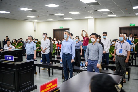 Ông Nguyễn Quang Tuấn bị tuyên phạt 3 năm tù, không bị cấm hành nghề - Ảnh 3. Bác sĩ Nguyễn Quang Tuấn cùng 11 người khác nghe tòa tuyên án chiều 21-4 - Ảnh: GIANG LONG