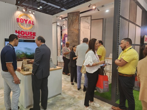 Vật liệu ốp lát cao cấp Royal góp mặt tại hội chợ Coverings 2023, Hoa Kỳ - Ảnh 2. Khách hàng tham quan gian hàng Royal tại hội chợ Coverings 2023
