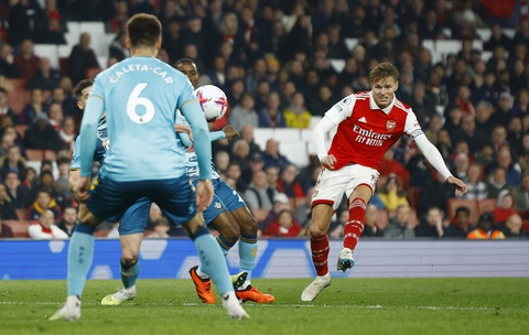 Hòa Southampton, Arsenal đầu hàng trong cuộc đua vô địch! - Ảnh 3. Hòa Southampton, Arsenal đầu hàng trong cuộc đua vô địch! - Ảnh 3.