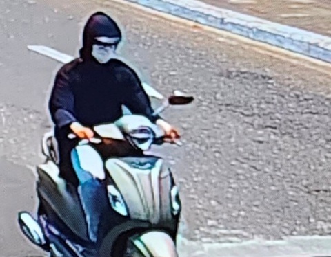 Nghi phạm cướp ngân hàng ở Đà Nẵng: Đi xe của bạn gái, dùng biển số giả, cắt tóc để trốn - Ảnh 2. Nghi phạm cướp ngân hàng ở Đà Nẵng: Đi xe của bạn gái, dùng biển số giả, cắt tóc để trốn - Ảnh 2.