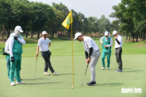 Chờ cú 'hole in one' trên con đường khởi nghiệp - Ảnh 1. Các golfer tranh tài giải Tuổi Trẻ Golf tournament for start-up tại sân golf Thủ Đức (TP Thủ Đức, TP.HCM) chiều 21-4 - Ảnh: QUANG ĐỊNH