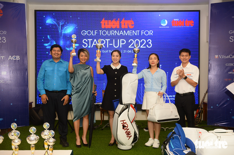 Chờ cú 'hole in one' trên con đường khởi nghiệp - Ảnh 3. Các golfer nữ nhận giải trong đêm gala - Ảnh: QUANG ĐỊNH