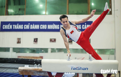 VĐV Lê Thanh Tùng đang tập luyện môn thi ngựa tay quay trước thềm SEA Games 32 - Ảnh: NGUYỄN KHÁNH VĐV Lê Thanh Tùng đang tập luyện môn thi ngựa tay quay trước thềm SEA Games 32 - Ảnh: NGUYỄN KHÁNH