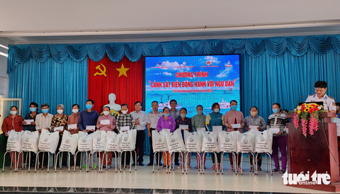 Cảnh sát biển tặng 300 suất quà cho gia đình ngư dân khó khăn - Ảnh 1. Cảnh sát biển tặng 300 suất quà cho gia đình ngư dân khó khăn - Ảnh 1.
