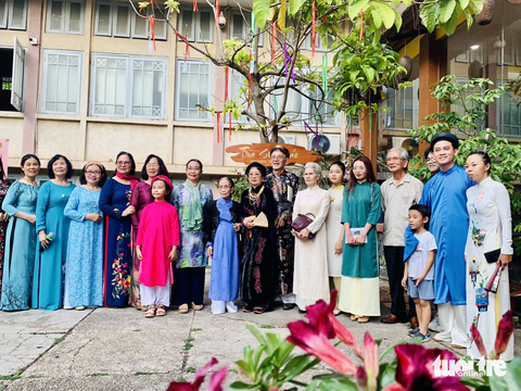 Cách tân kiểu gì cũng được nhưng khi đó đừng gọi là áo dài - Ảnh 2. Cách tân kiểu gì cũng được nhưng khi đó đừng gọi là áo dài - Ảnh 2.