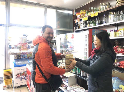 Một khách Ba Lan mua nem rán tại cửa hàng của anh chị Phương - Oanh ở Warsaw (Ba Lan) - Ảnh: NVCC Một khách Ba Lan mua nem rán tại cửa hàng của anh chị Phương - Oanh ở Warsaw (Ba Lan) - Ảnh: NVCC