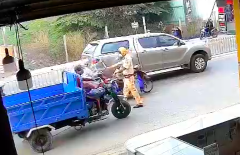 Luật sư phân tích vụ cảnh sát giao thông chặn xe, bị tông chết - Ảnh 1. Luật sư phân tích vụ cảnh sát giao thông chặn xe, bị tông chết - Ảnh 1.