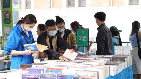 Tin tức xem - nghe cuối tuần: Hàng loạt sự kiện nhân Ngày sách Việt Nam, Ngày hội Tóc xanh vạt áo - Ảnh 1. Tin tức xem - nghe cuối tuần: Hàng loạt sự kiện nhân Ngày sách Việt Nam, Ngày hội Tóc xanh vạt áo - Ảnh 1.