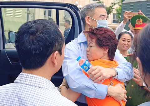 Người thân ôm chia tay ông Nguyễn Quang Tuấn sau phiên tòa - Ảnh: DANH TRỌNG Người thân ôm chia tay ông Nguyễn Quang Tuấn sau phiên tòa - Ảnh: DANH TRỌNG