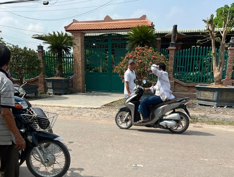 Công an khám xét nhà của nghi can - Ảnh: Báo Long An điện tử Công an khám xét nhà của nghi can - Ảnh: Báo Long An điện tử