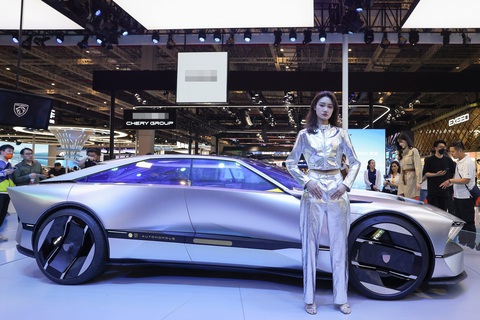 Những xe ngầu nhất Triển lãm ô tô Thượng Hải 2023: Mất bánh vẫn chạy, sạc siêu tốc, trợ lý robot - Ảnh 8. Những xe ngầu nhất Triển lãm ô tô Thượng Hải 2023: Mất bánh vẫn chạy, sạc siêu tốc, trợ lý robot - Ảnh 8.