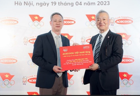 Acecook Việt Nam đồng hành Đoàn thể thao Việt Nam dự SEA Games 32 - Ảnh 2. Ông Kaneda Hiroki (phải) - tổng giám đốc Acecook Việt Nam - trao tặng quà cổ vũ tinh thần cho các VĐV dự SEA Games 32