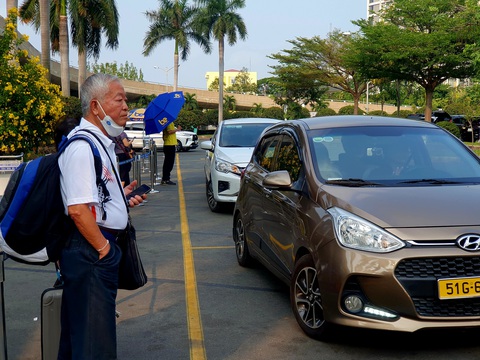 Đón xe công nghệ ở sân bay Tân Sơn Nhất: Khách phơi nắng, đội mưa - Ảnh 2. Đón xe công nghệ ở sân bay Tân Sơn Nhất: Khách phơi nắng, đội mưa - Ảnh 2.