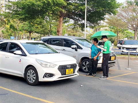 Đón xe công nghệ ở sân bay Tân Sơn Nhất: Khách phơi nắng, đội mưa - Ảnh 1. Đón xe công nghệ ở sân bay Tân Sơn Nhất: Khách phơi nắng, đội mưa - Ảnh 1.