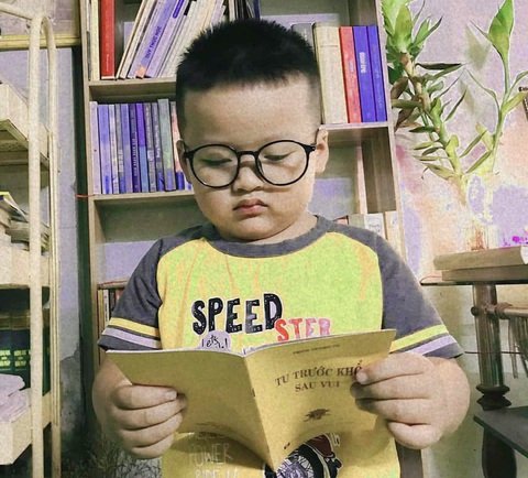 Cho con lớn lên cùng trang sách - Ảnh 1. Cần để con trẻ được nghe đọc sách, tiếp xúc với sách từ sớm - Ảnh: T.KHÔI