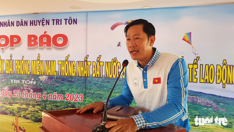 Du khách bay cùng phi công ngắm Bảy Núi với giá 1,5 triệu đồng - Ảnh 1. Du khách bay cùng phi công ngắm Bảy Núi với giá 1,5 triệu đồng - Ảnh 1.